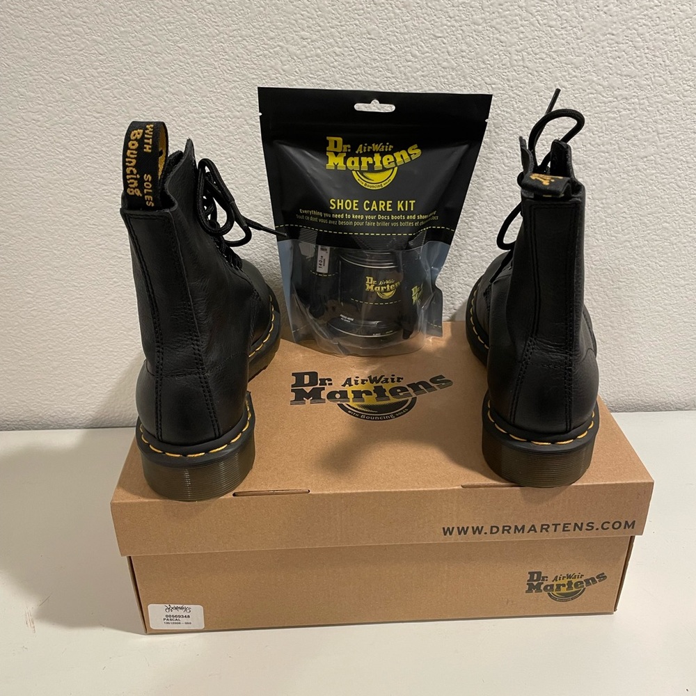 DR MARTENS BOOTS
